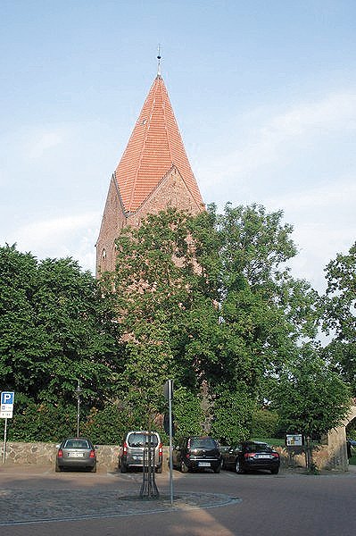Rerik, Parkplatz vor der Kirche